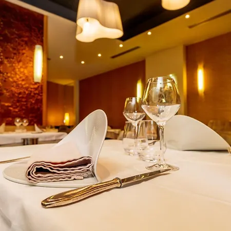 Отель Restaurant Le Parc Мулен